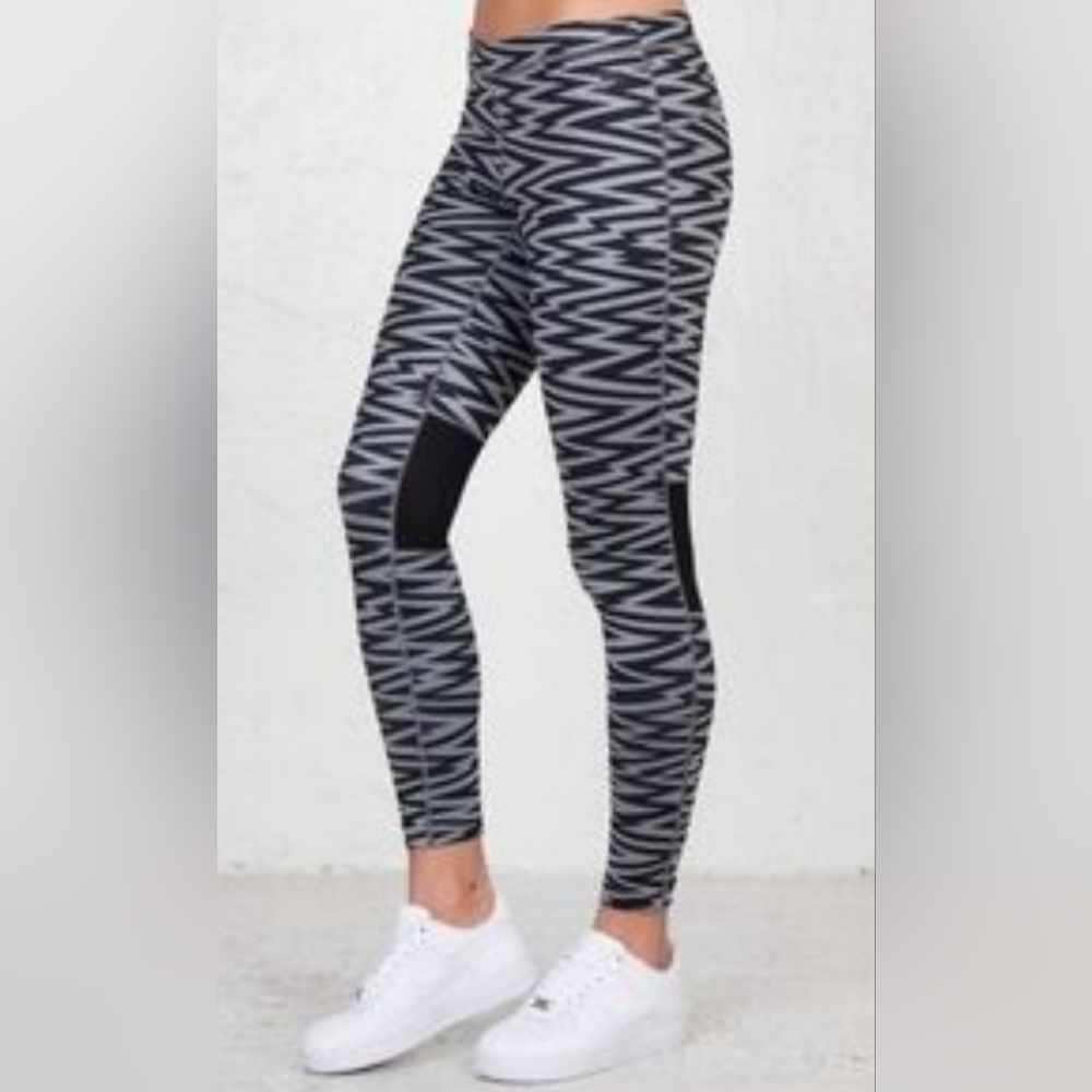 Nike All Over Print Black And Grey Zig Zag Leggings Size Medium